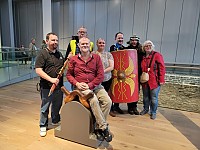 Gruppenfoto mit Teilnehmer-innen an der Führung im Römischen Museum