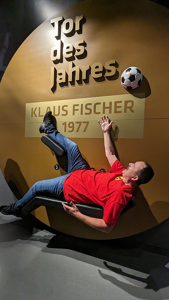 Vorrichtung, um ein Rückfalltor des Fußballers Klaus Fischer (Schalke 04) nachzuempfinden mit Liegefläche und Stütze für das rechte, in die Höhe gehobene Bein.