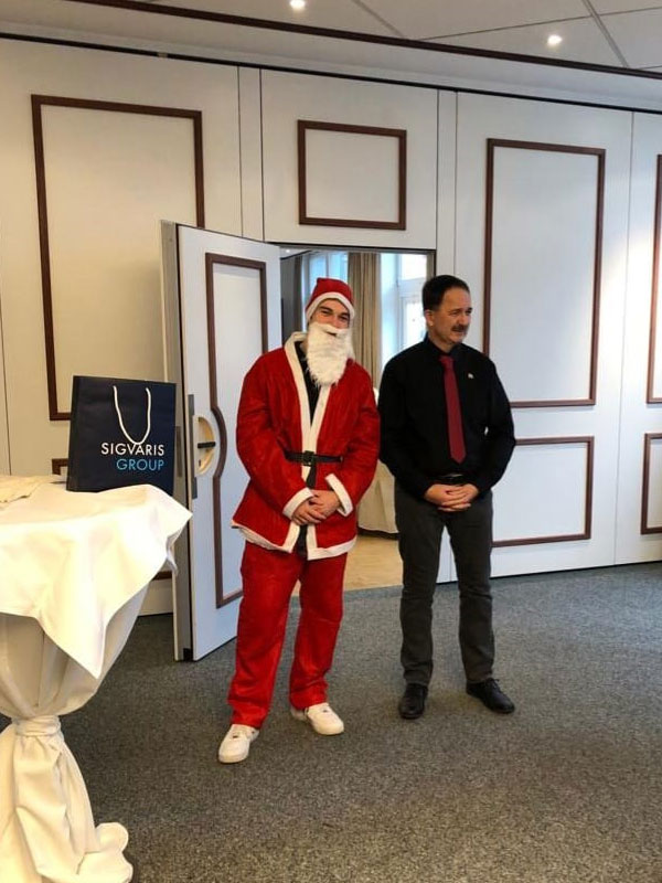 Marcel Wichmann neben einem Weihnachtsmann