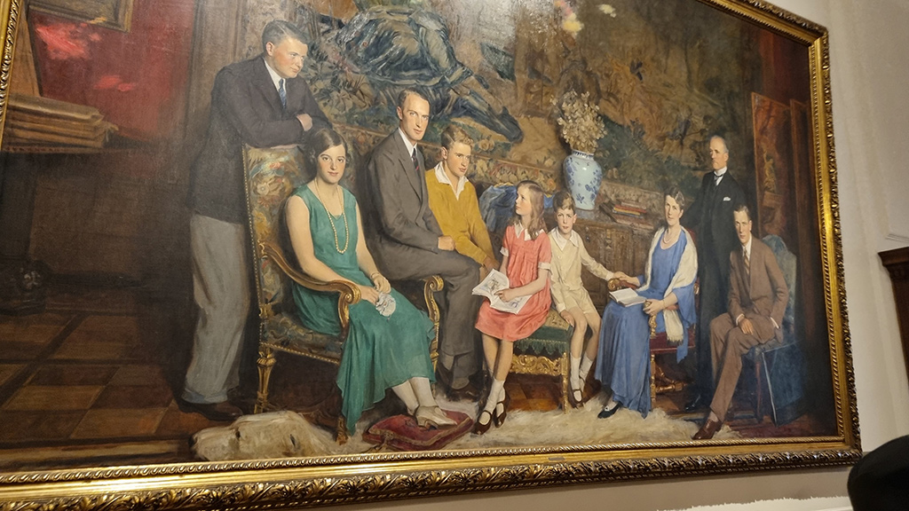Bild der Unternehmerfamilie Krupp mit neun Familienmitgliedern.
