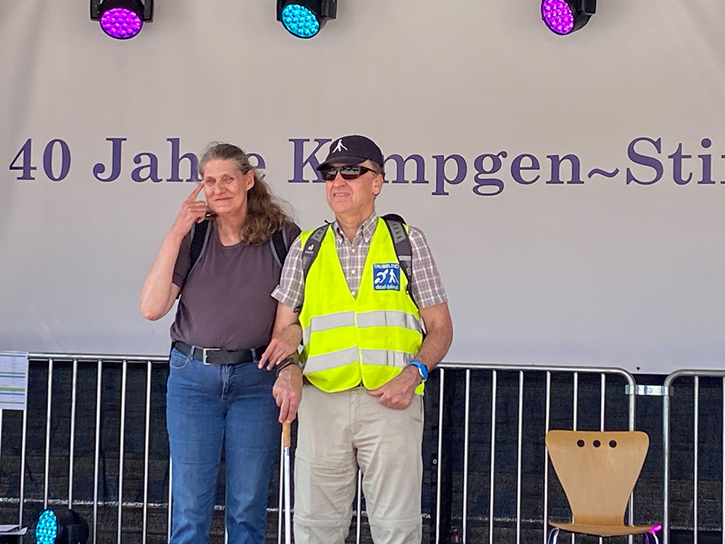 Alexa Püttgens und Georg Cloerkes vor einem Banner mit der Beschriftung 40 Jahre Kämpgen-Stiftung