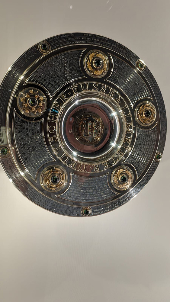 Schale der Deutschen Fussballmeister mit den eingravierten Namen der Vereine