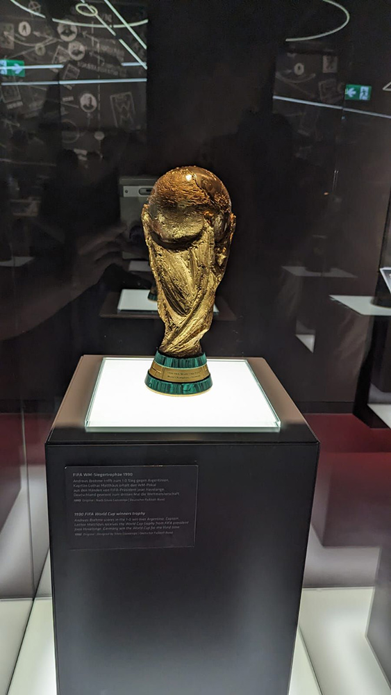Der WM-Pokal von 1990