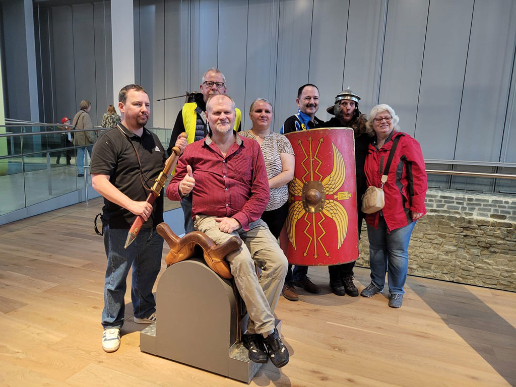 Gruppenfoto mit Teilnehmer-innen an der Führung im Römischen Museum